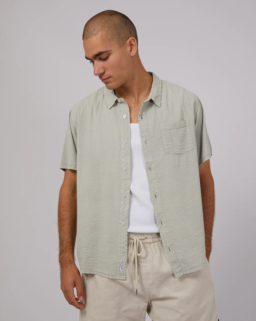 SILENT THEORY SEERSUCKER SHORT SLEEVE SHIRT - OLIVE