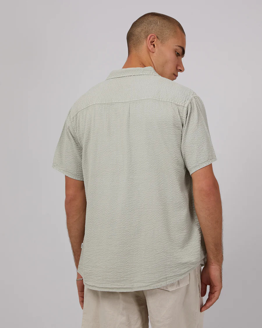 SILENT THEORY SEERSUCKER SHORT SLEEVE SHIRT - OLIVE