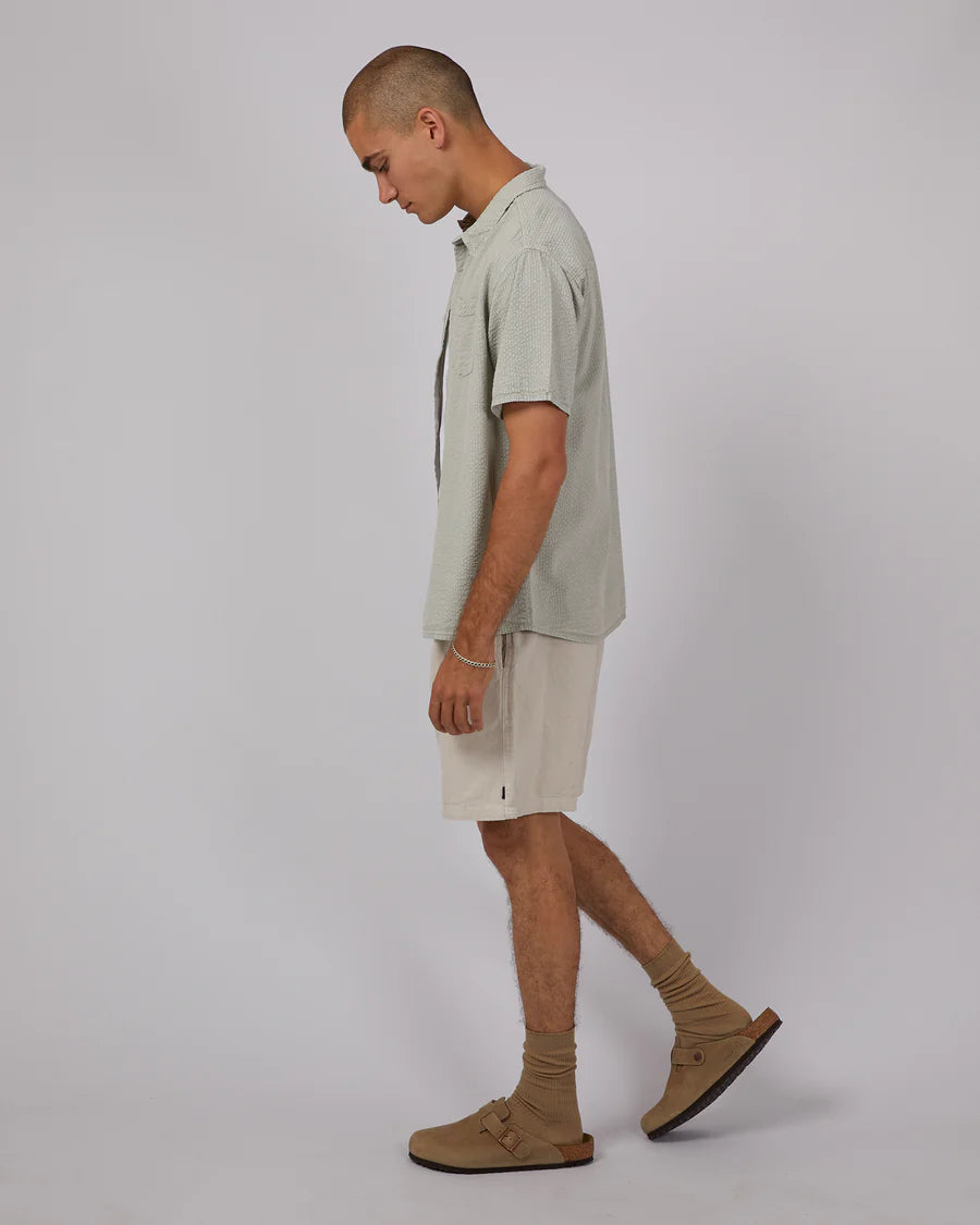 SILENT THEORY SEERSUCKER SHORT SLEEVE SHIRT - OLIVE