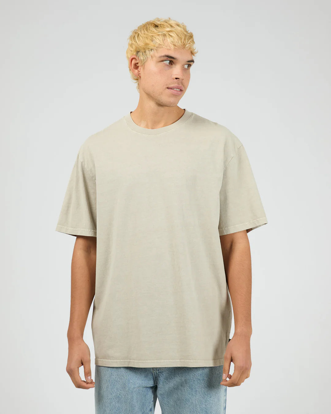 SILENT THEORY ESSENTIAL FIT TEE - CEMENT