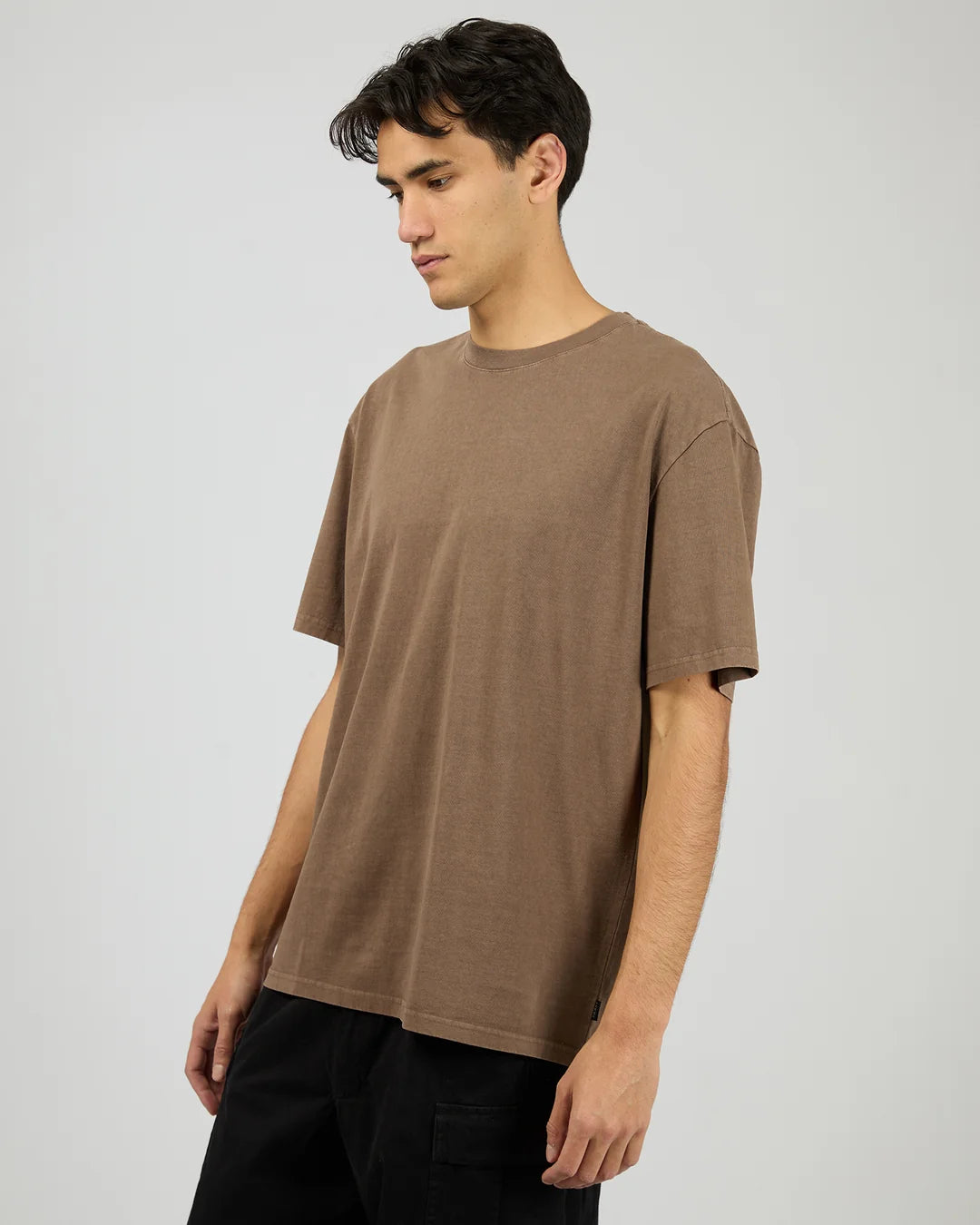 SILENT THEORY ESSENTIAL FIT TEE - MOCHA