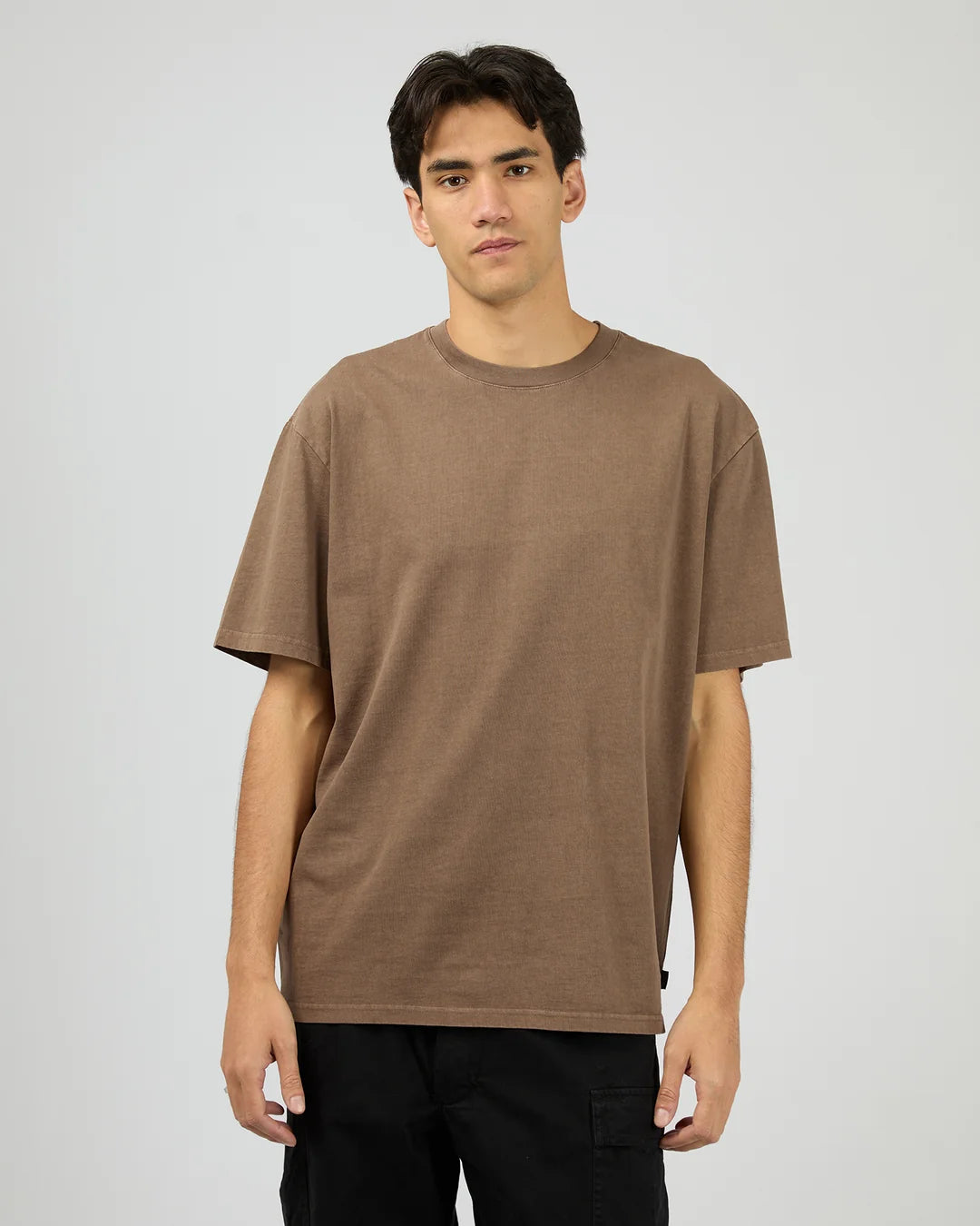 SILENT THEORY ESSENTIAL FIT TEE - MOCHA