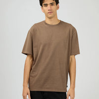SILENT THEORY ESSENTIAL FIT TEE - MOCHA