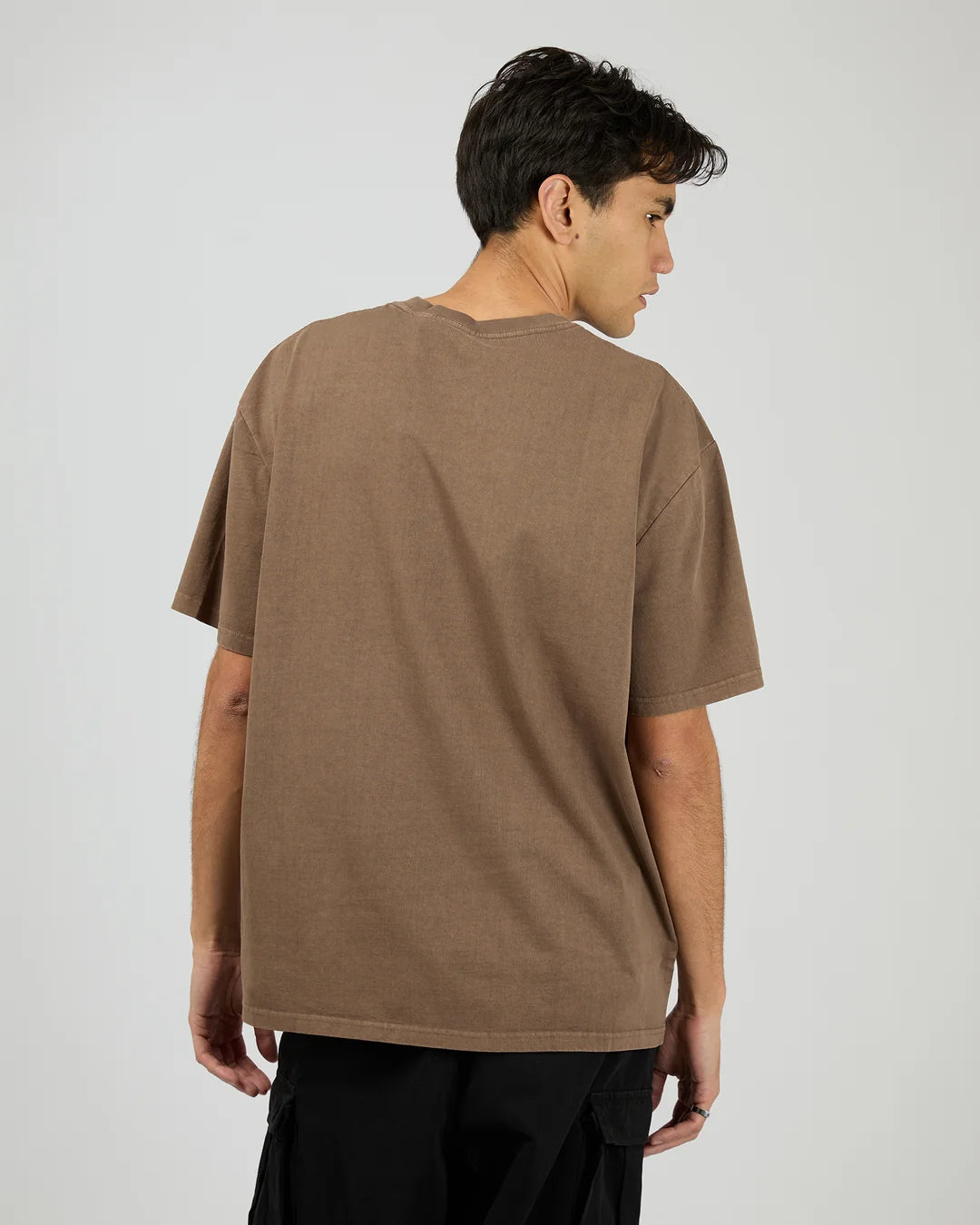 SILENT THEORY ESSENTIAL FIT TEE - MOCHA