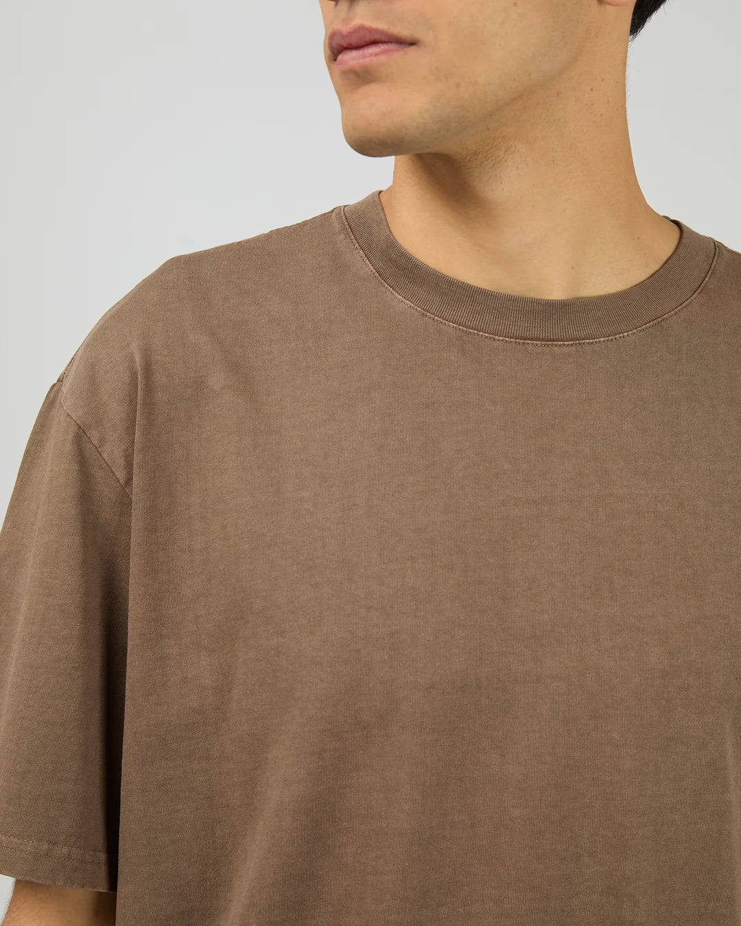 SILENT THEORY ESSENTIAL FIT TEE - MOCHA