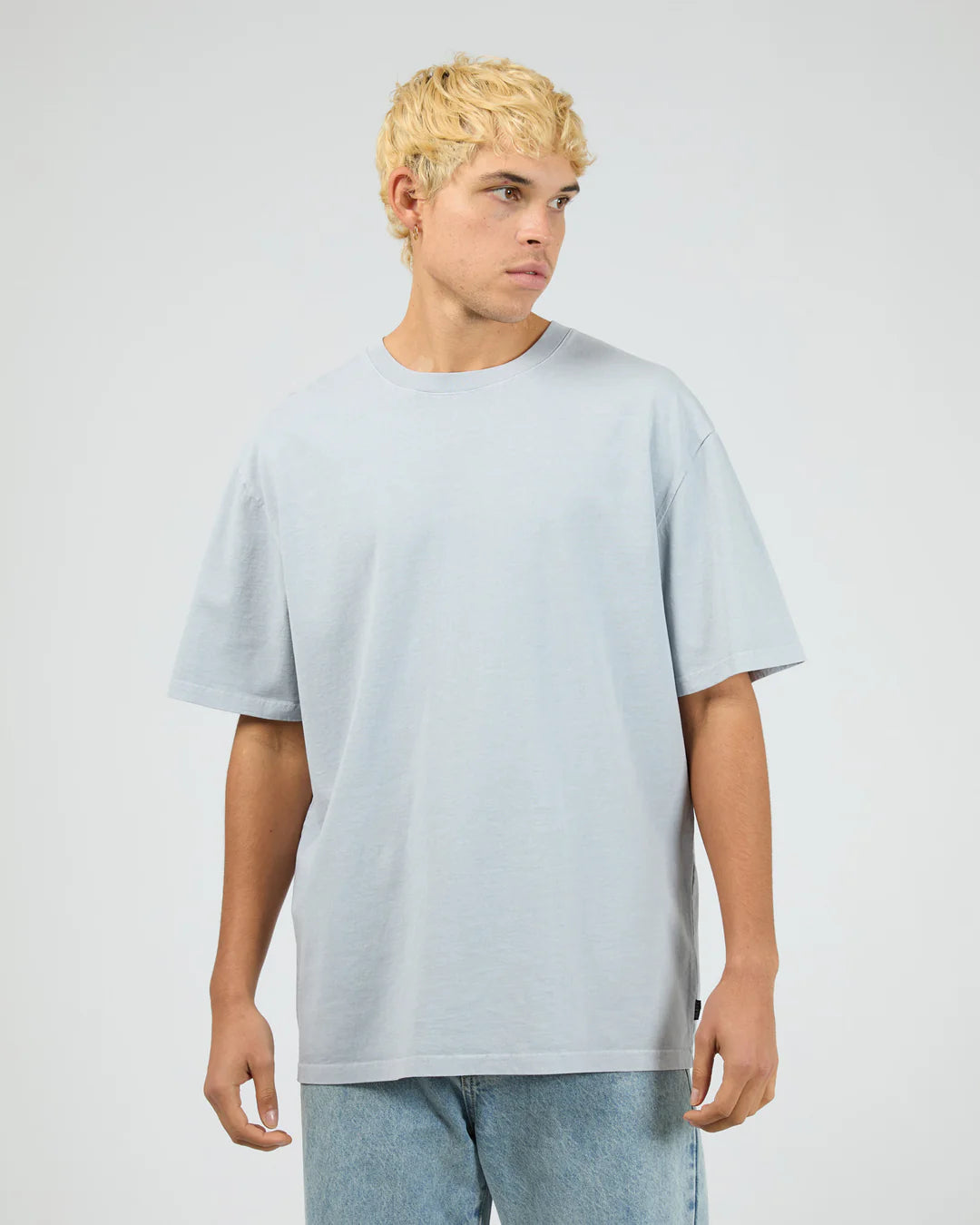SILENT THEORY ESSENTIAL FIT TEE - SKY BLUE