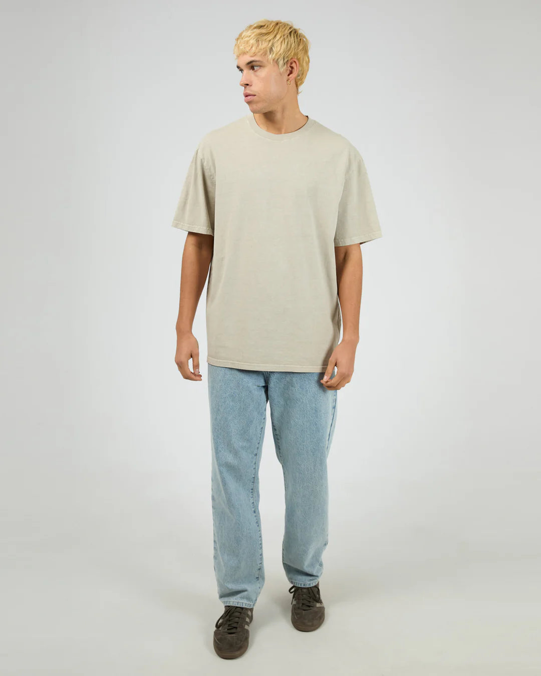 SILENT THEORY ESSENTIAL FIT TEE - CEMENT
