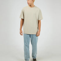 SILENT THEORY ESSENTIAL FIT TEE - CEMENT