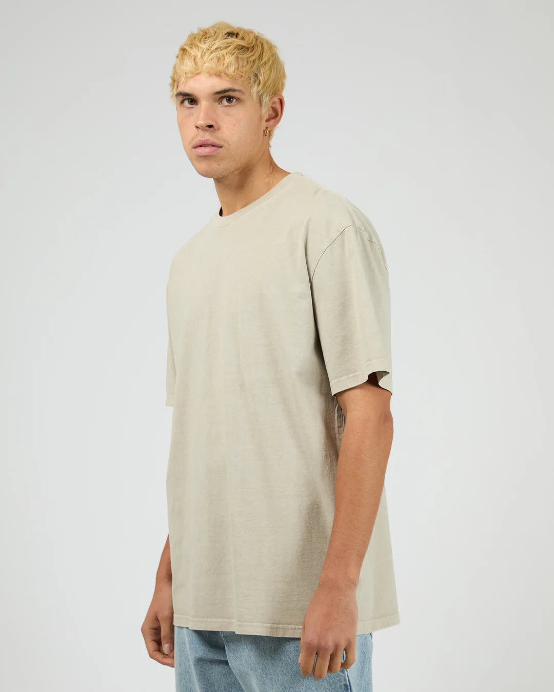 SILENT THEORY ESSENTIAL FIT TEE - CEMENT