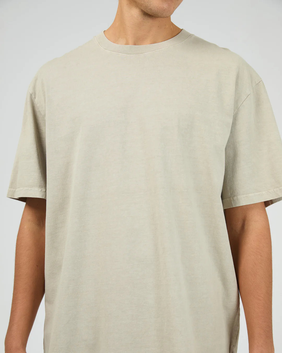 SILENT THEORY ESSENTIAL FIT TEE - CEMENT