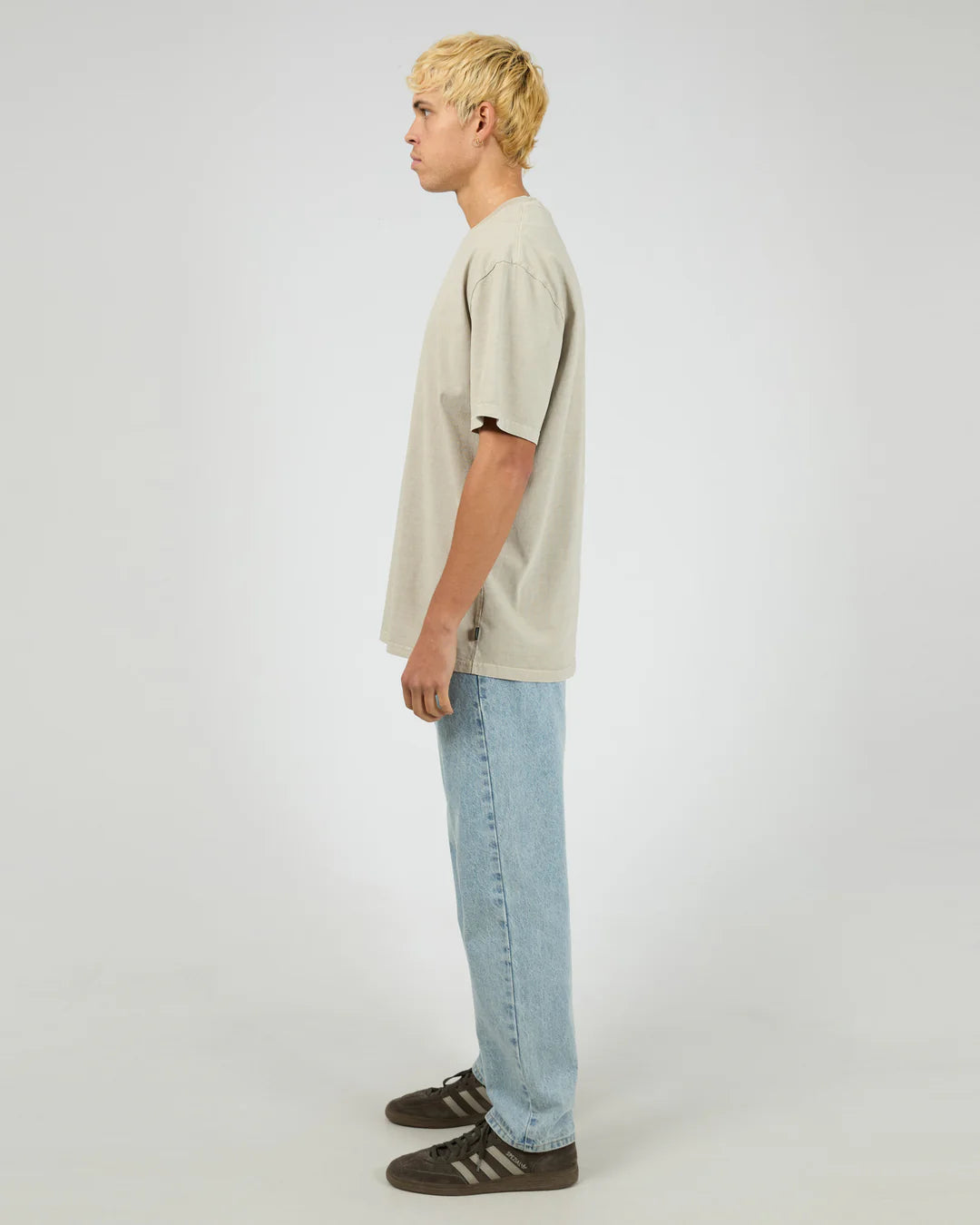 SILENT THEORY ESSENTIAL FIT TEE - CEMENT