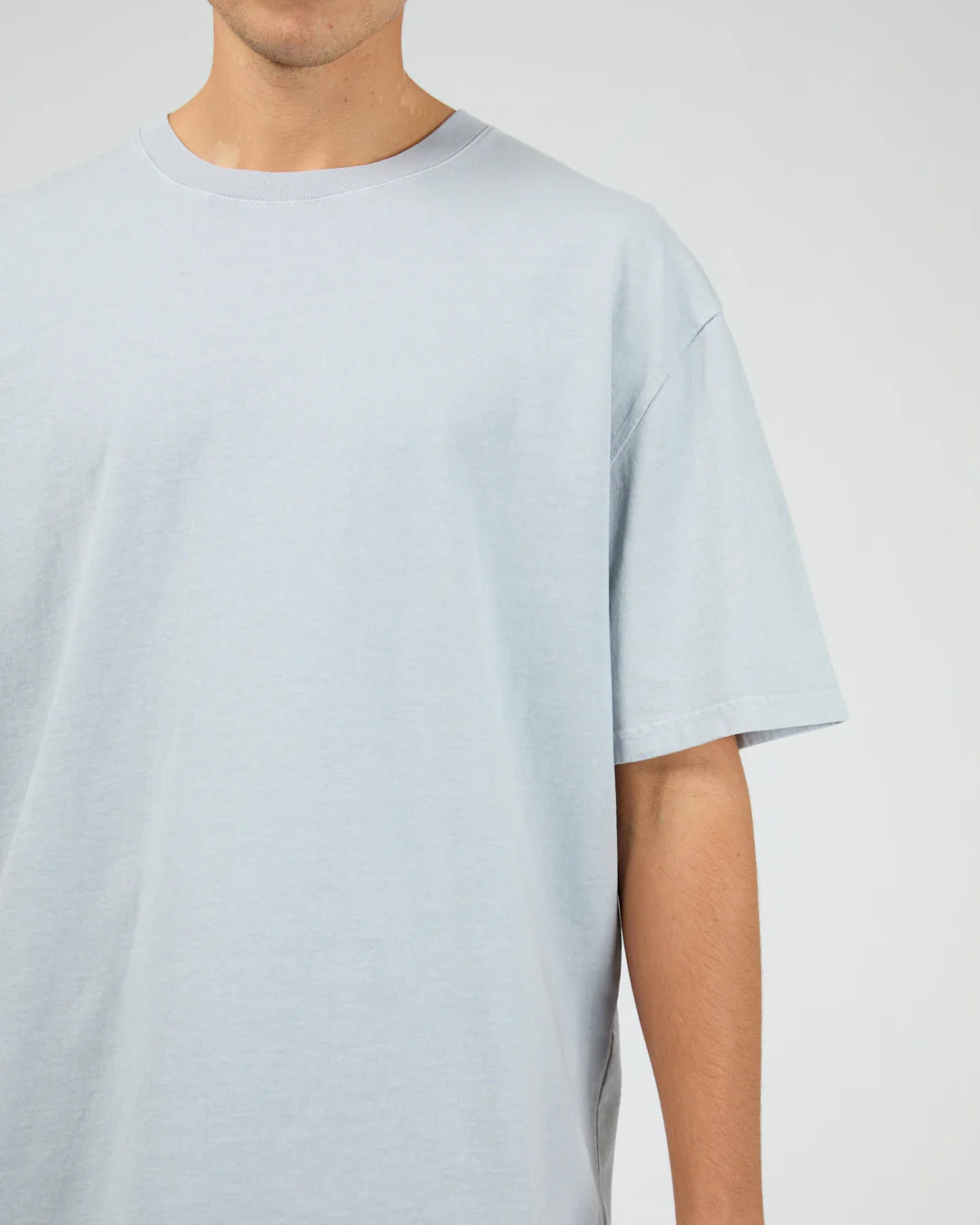 SILENT THEORY ESSENTIAL FIT TEE - SKY BLUE