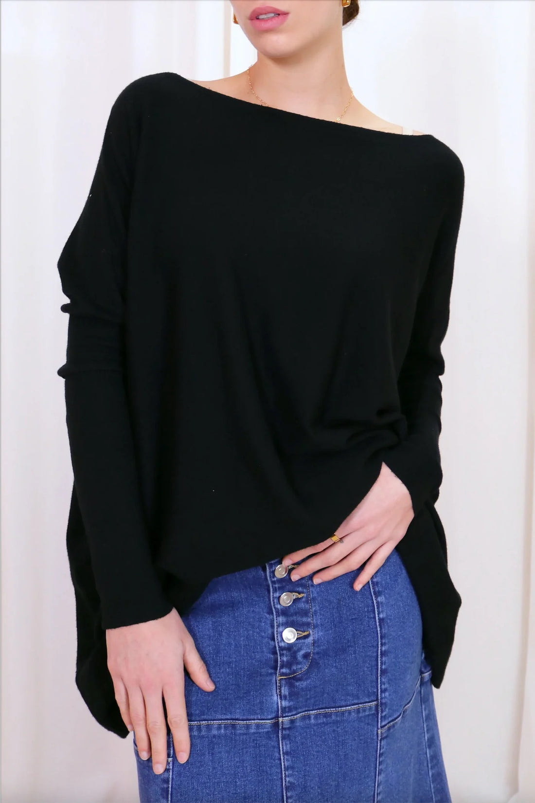SLIDE SHOW SCOOP NECK TIGHT SLEEVE OVERSIZED WARM TOP - BLACK