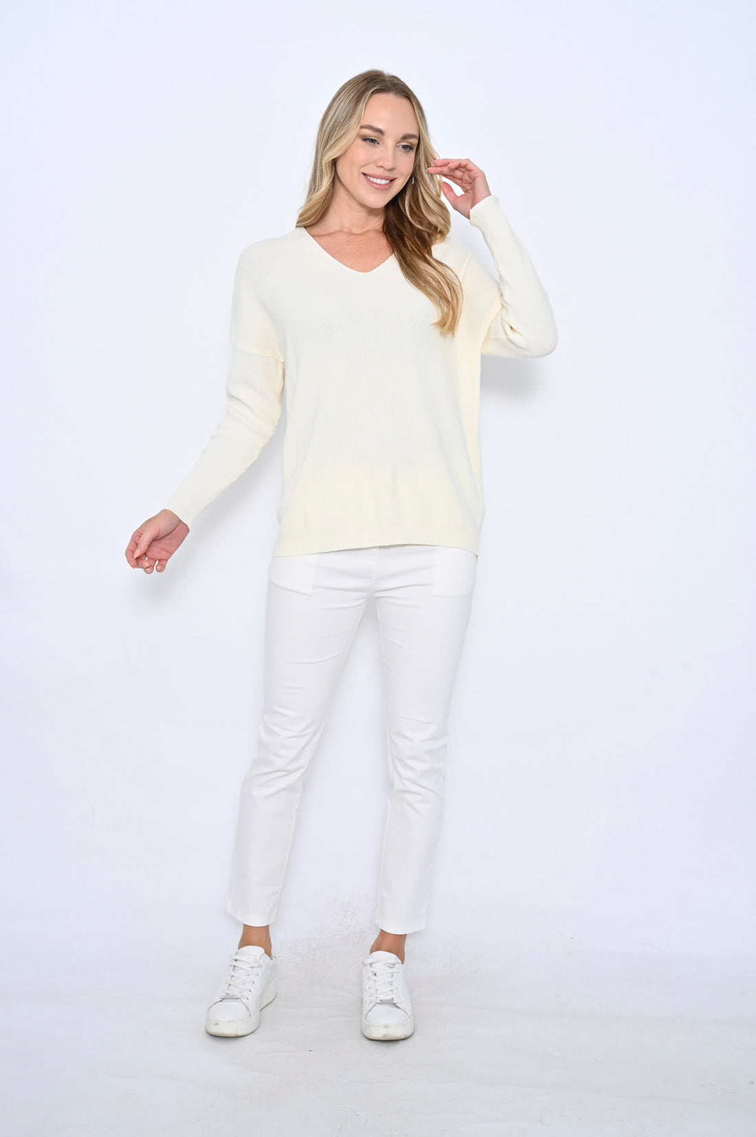 CALI & CO V-NECK RIBBED TOP - CREAM
